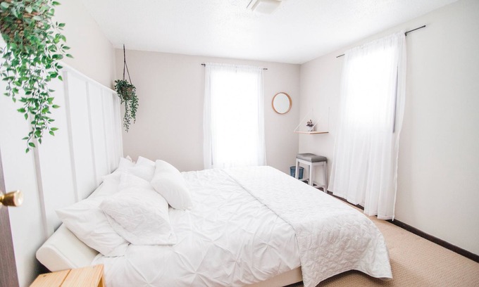 Frankfort Cottage | Cozy Cottage In The Pines | King Bed | 3 min to downtown Frankfort LAKE MICHIGAN