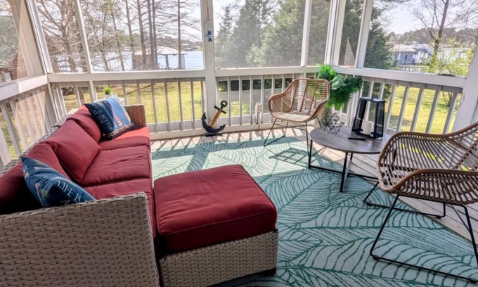 Cordele House | Cozy Cottage/mobile home on the water @ Lake Balckshear