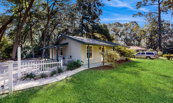 Amelia City House | Cozy cottage near the beach with internet, AC, Washer/Dryer