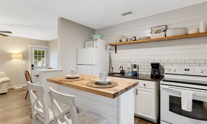 West Bradenton House | Cozy Cottage Near Boat Launch, Downtown Bradenton, and AMI