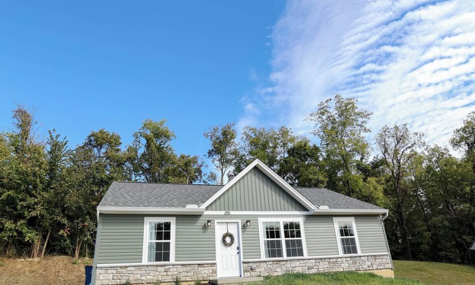 Dry Ridge House | COZY COTTAGE - Near The Ark! A beautiful, cozy and comfy home you will love!