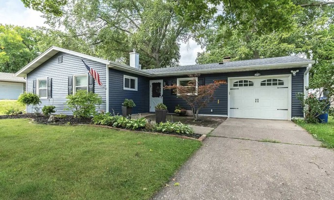 Davenport House | Cozy Cottage on Elm
