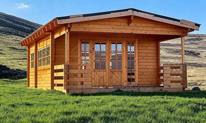 Hvammstangi Cottage | Cozy Cottage on Hillside with Breathtaking Mountain Views, 3 mins from Route 1