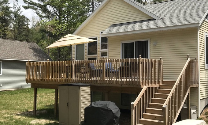 Pentwater House | Cozy Cottage w/Wifi-and private Lake Michigan beach access