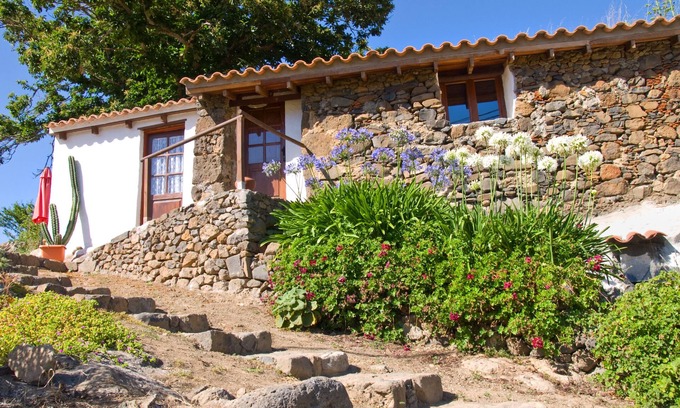 La Solana House | Cozy cottage with a garden in the middle of nature