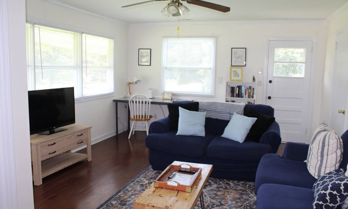 Chickamauga House | Cozy Cottage with Fire Pit - Family & Pet friendly - Near Downtown Chickamauga