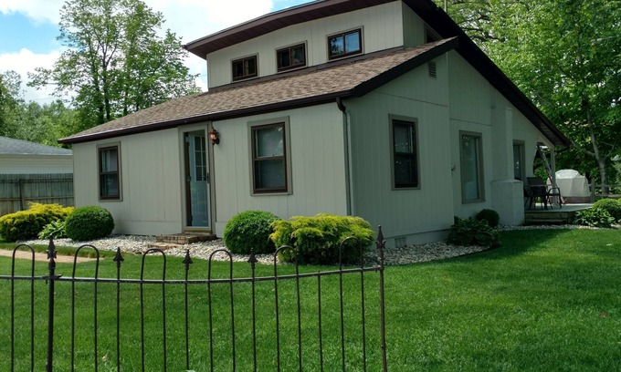 New Carlisle House | Cozy Country Escape - Convenient to New Buffalo, Notre Dame & Amazon data center