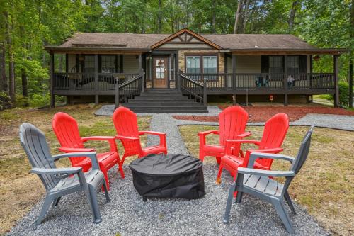 Crossville House | Cozy Cove Escape - Lakeside Retreat cabin