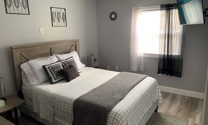 Cleveland Apartment | Cozy daisy 2-aCharming 1-bedroom apartment in Cleveland with AC, WiFi