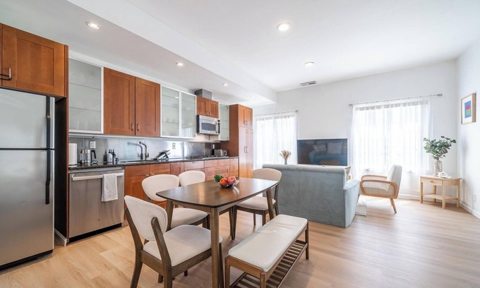 Davis Tract House | Cozy Designer 3BR 7-mins to Oakland Airport