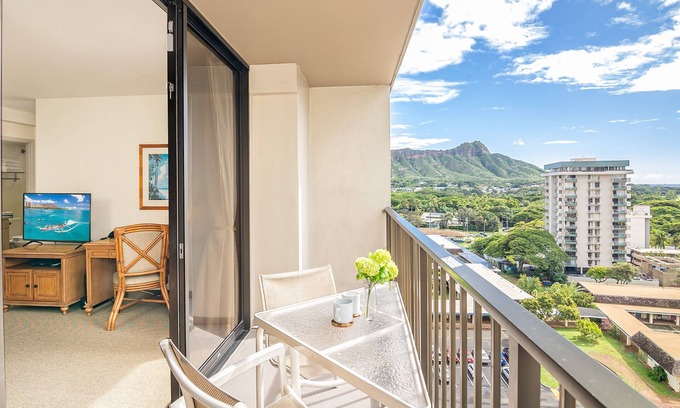 Diamond Head - Kapahulu - St. Louis Condo | Cozy & Diamond Head View at Waikiki with Parking
