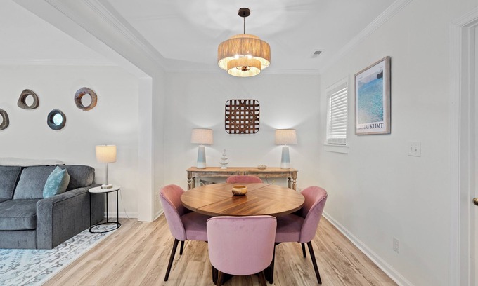 Northwest Quadrant House | Cozy Downtown Boho Retreat - Sleeps 10!