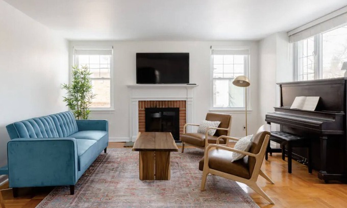 Ardmore House | Cozy, Driveway, & Convenient Trains