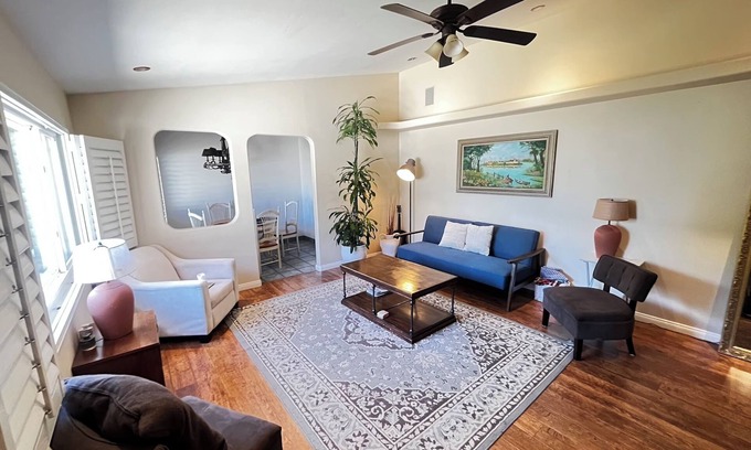 Santa Susana House | Cozy Family Hideaway, sleeps 8, yard, hikes, shops, 30 mins to beach