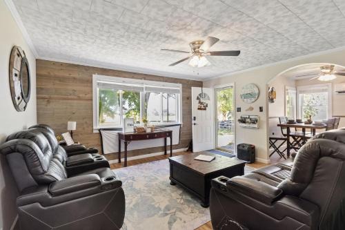 Horse Cave House | Cozy Farmhouse near Mammoth Cave on 45 acre farm