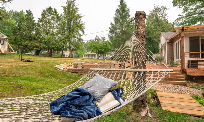 Como Cabin | Cozy fireplace, indoor and outdoor games, records!