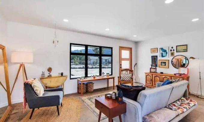 Twentynine Palms House | Cozy Fresh Desert Hideaway, 5 mins to Joshua Tree, sleeps 8