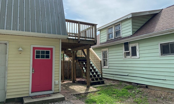 Bay View Apartment | Cozy "FROG" Apartment nestled in Bay View