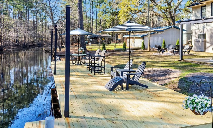 Conway House | Cozy & fun getaway on the water near Myrtle Beach!