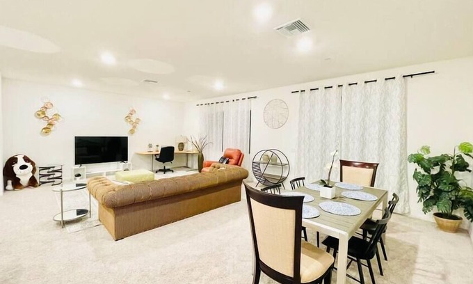 Colton House | Cozy Getaway 5-Bdr Family Retreat Home nearUCR NOS