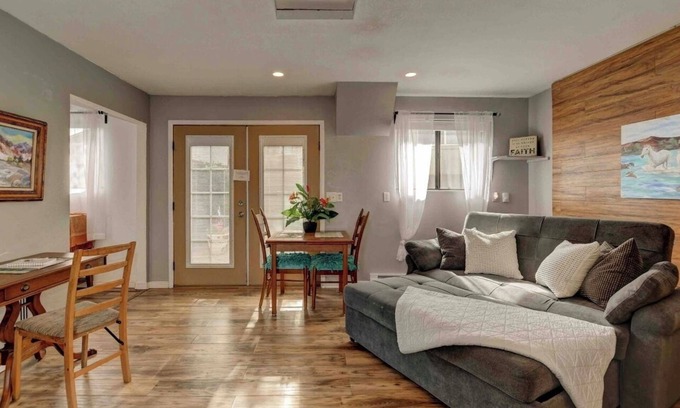 Diamond Valley Cottage | Cozy Guesthouse with views