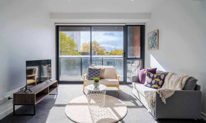 Hawthorn Apartment | Cozy Hawthorn Apt: Near Swinburne & Glenferrie Rd