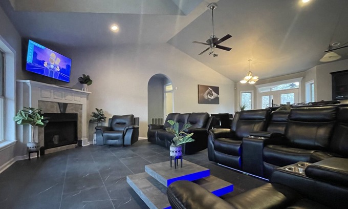 Royal House | Cozy hideaway on 3 acres! Close to Lakes! Hot Tub~Pool~Bunk/Game Room