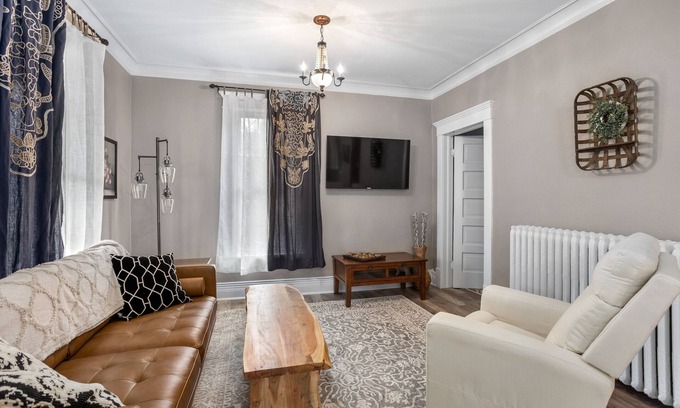 Appleton House | ♥ Cozy historic 3BR w/bridge view! Sleeps 7 ♥