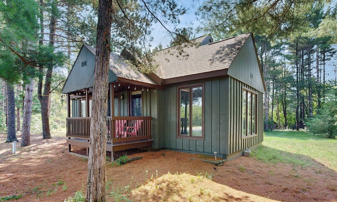 Adams House | Cozy Home in the trees, w/large yard, fire pit, gas grill, & WIFI