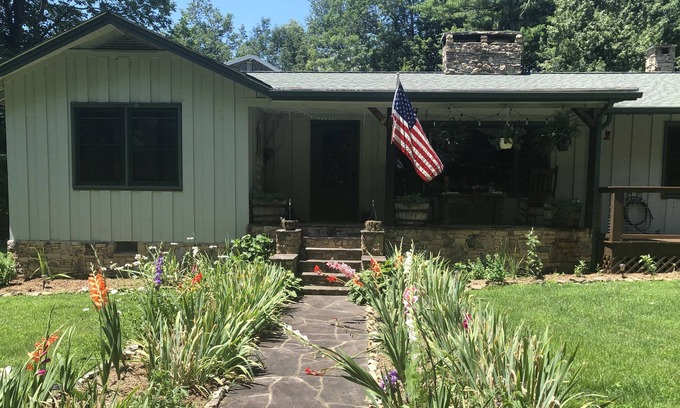 Little Switzerland House | Cozy home just off the Blue Ridge Parkway in Little Switzerland