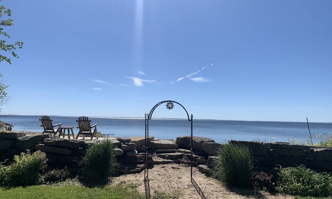 Little Suamico House | Cozy home on the bay with sand beach and beautiful sunrises!🌅
