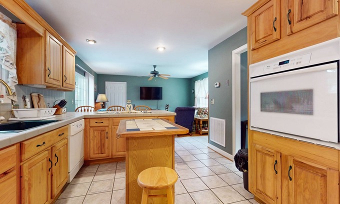 Kodak Cabin | Cozy home w/large yard, games, close to Douglas Lake - free attraction tickets