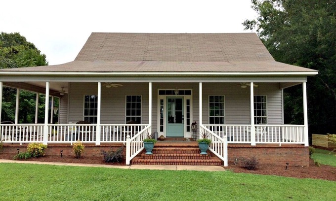 Oxford House | Cozy Home W/Privacy, Yet Minutes From All The Action