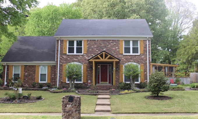 Ellendale House | Cozy home with breathtaking backyard view. Uber Eats card with 5 or more days