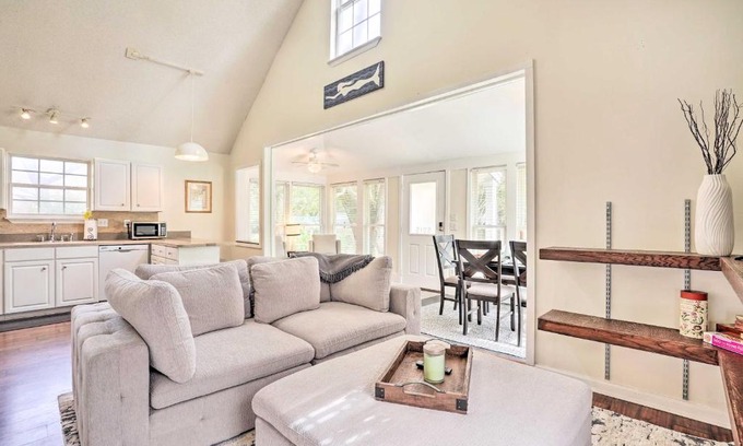 North Charleston House | Cozy Home with Yard about 9 Mi to Dtwn Charleston!
