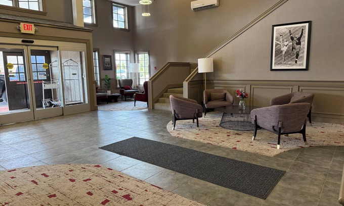 South Bend Hotel | Cozy hotel in charming South Bend with fitness room, AC