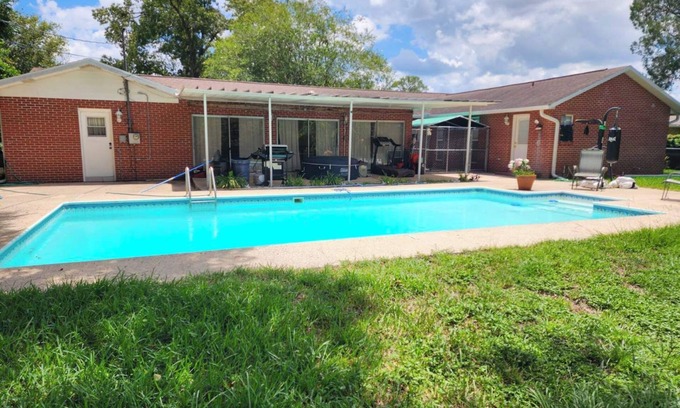 Ocala Cottage | Cozy house with 1 bedroom and WiFi, AC, Huge Pool, 1 Acre Property Gym, Jacuzzi