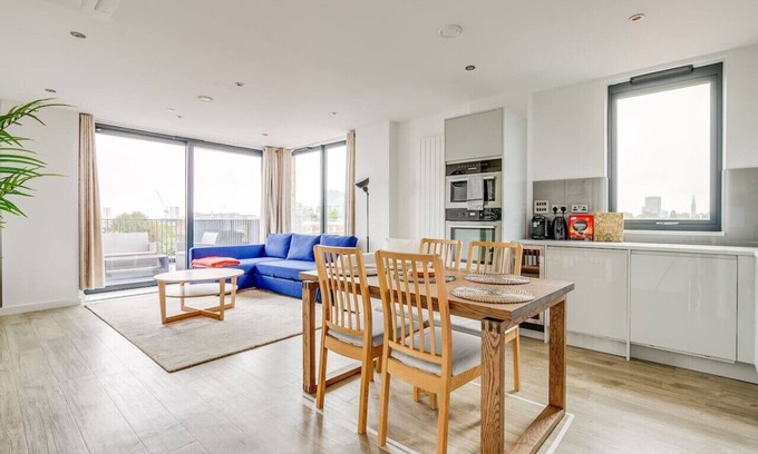 Camden Town with Primrose Hill Apartment | Cozy in Camden Town | Balcony