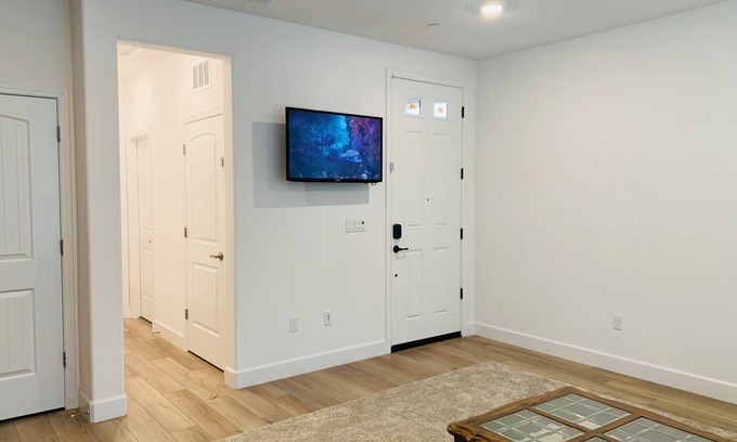 Antelope House | Cozy in law suite in Antelope with WiFi, AC, street parking, washer dryer