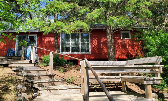 Bottineau Cabin | Cozy Lakefront Cabin