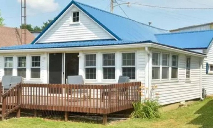 Russells Point Cottage | Cozy Lake Cottage, in the heart of Indian Lake