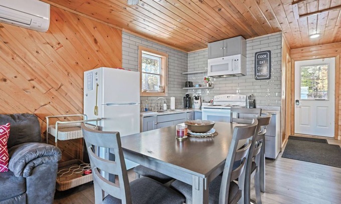 Pickerel Cabin | Cozy Lake Front Cabin