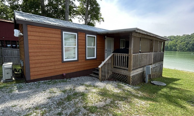 Dandridge Cabin | Cozy Lake Front Park Model on Douglas Lake! Close to area attractions!