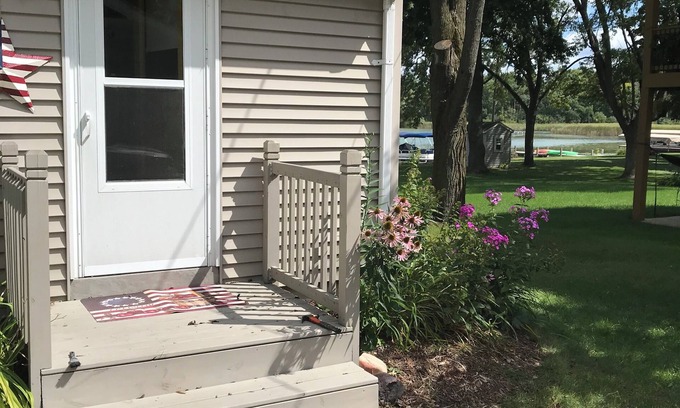 Summit House | Cozy lake house on Lower Nemahbin Lake, just a 40-minute drive to Milwaukee.