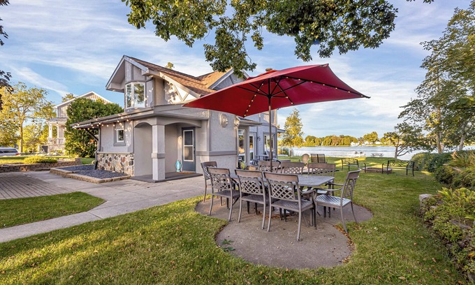 Random Lake Cottage | Cozy Lakefront Escape: Perfect for Seasonal Getaways & Large Groups