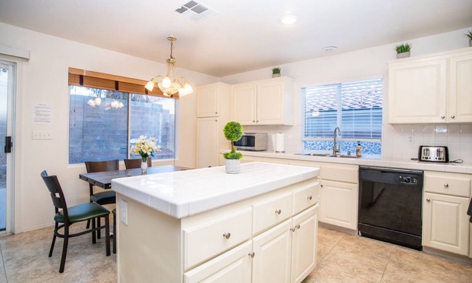 Spring Valley House | Cozy Large 5 BR House