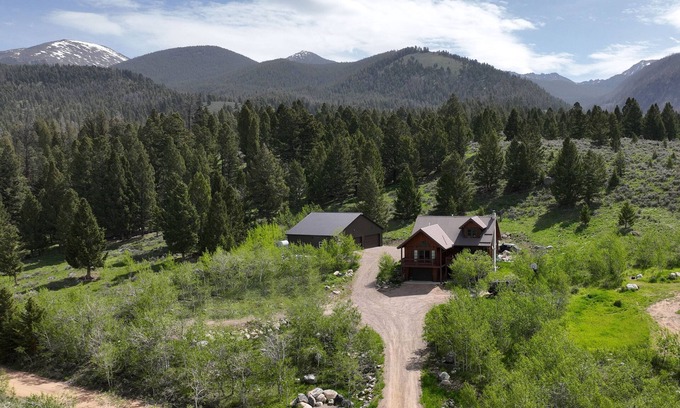 Polaris House | Cozy Large Cabin with hot tub and skiing and hot springs near by! Trails galore!