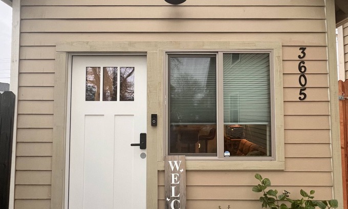 Southeastern Sacramento House | Cozy lil cottage in Sacramento with AC-HEAT, WiFi & a private backyard