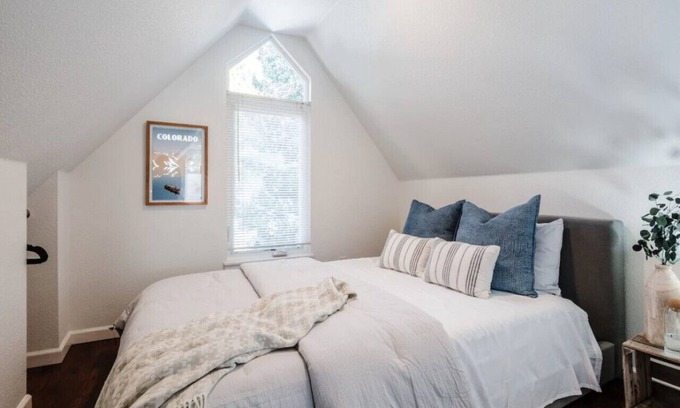 Loveland Apartment | Cozy Little Studio Above Garage & Next To Downtown