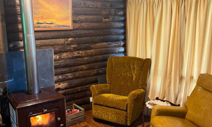 Preston Beach Cabin | Cozy Log Cabin by the beach